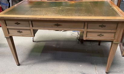 null Mahogany veneered flat desk with five drawers forming boxes and side pull.

Directoire...