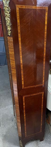 null Small rosewood veneer display case. 

Transitional style, 19th century.

145...