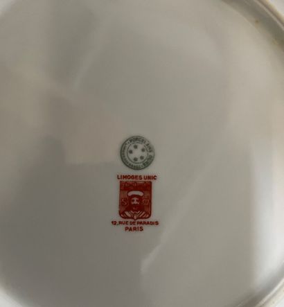 null Service de table en porcelaine de Limoges à marli vert pâle et filet or comprenant...