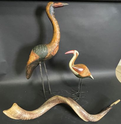null Lot de deux oiseaux en bois peint et corne torsadée

Oiseaux : 78 et 46 cm

Corne...