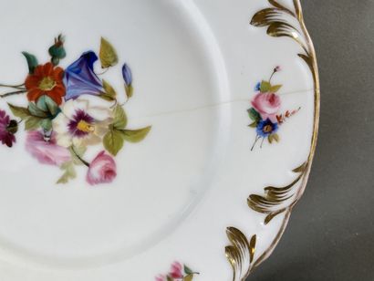 null Service à gâteau en porcelaine à décor polychrome de fleurs réhaussé or, comprenant...