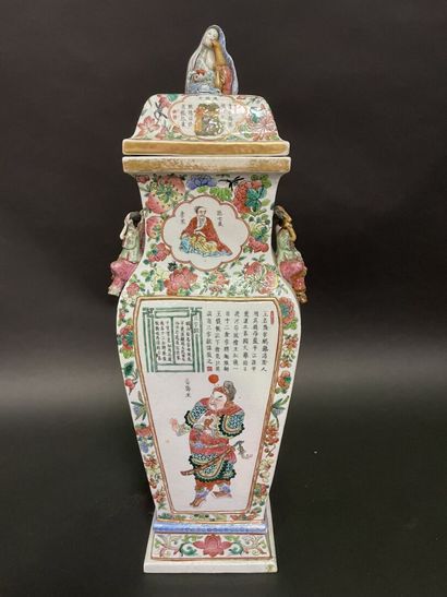 null 
Quadrangular baluster vase in porcelain decorated with warriors, the holds...