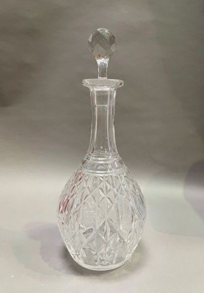 null BACCARAT, Carafe in cut crystal.

Marked under the base.

H: 30 cm