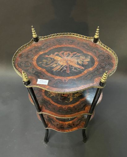 null Pedestal table in rosewood veneer inlaid with a trophy quiver of arrows, 

...