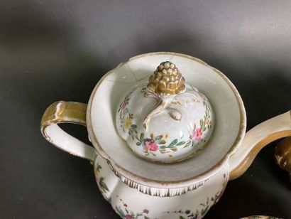null Service à thé et café en porcelaine à décor de fleurs et dorure comprenant :...