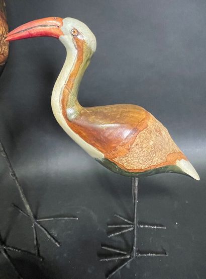 null Lot de deux oiseaux en bois peint et corne torsadée

Oiseaux : 78 et 46 cm

Corne...