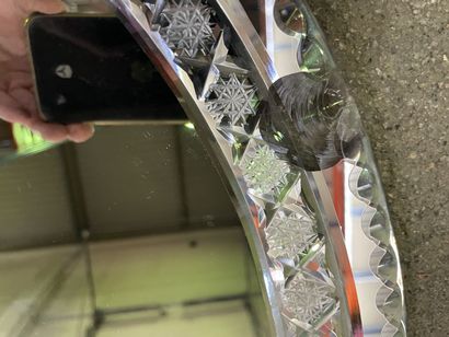 null Circular mirror out of cut glass, the scalloped edge.

Modern work

Diameter...