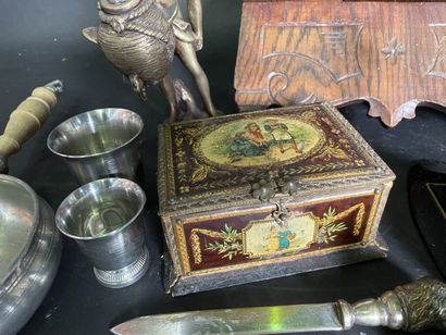 null Lot of various trinkets: box, pewter, bronzes, wooden lectern, copper etc