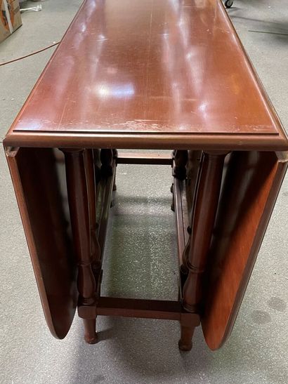 null Important gateleg table in mahogany, the feet with small balusters.

English...