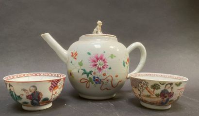 null Two sorbets and a teapot in porcelain. 

China, 19th century.

Sorbets : 5 x...