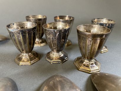 null Lot of silver plated: cutlery chased with foliage and egg cups with sides.

Wear,...