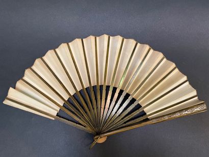 null Carved wood fan, the leaf painted with a bouquet of flowers.

21,5 cm