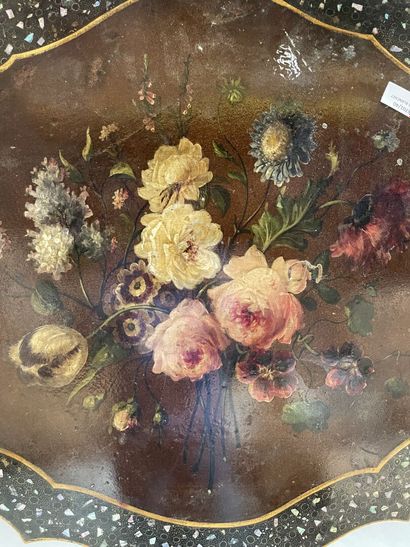 null Guéridon chantourné à décor burgauté et peint d'un vase de fleurs, fût balustre,...