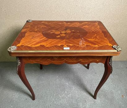 null Game table with folding tray in marquetry of bouquet, cambered legs,

Louis...