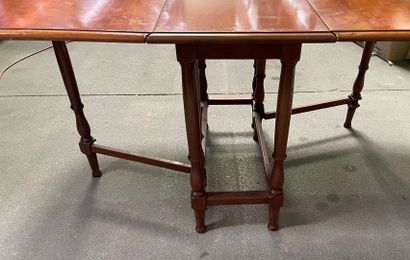 null Important gateleg table in mahogany, the feet with small balusters.

English...