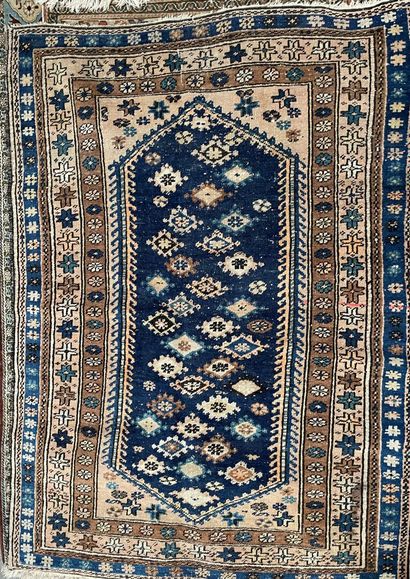 null Trois tapis en laine :

un à fond bleu à décor de rinceaux

Iran, début XXème...