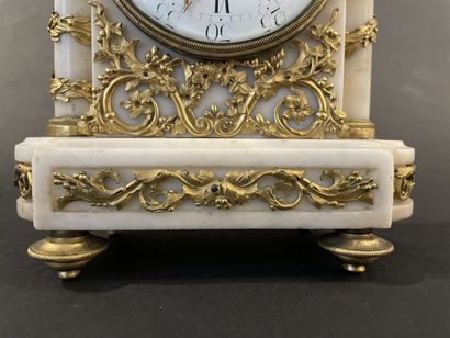 null White marble and gilt bronze clock decorated with garlands of leaves, pine cones...