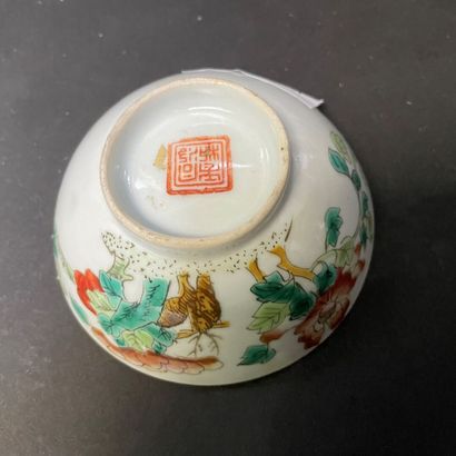 null Lot d'assiette (16,5 cm), coupelles, petits vases et boites en porcelaine. 

Chine,...