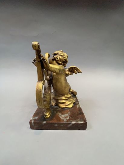 null Petit porte-montre formé d'un putto musicien en bronze doré, base en marbre...