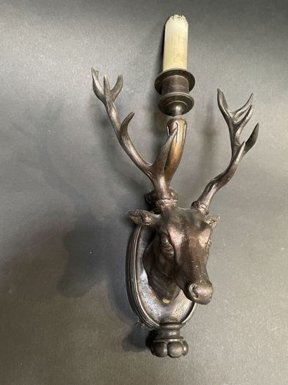 null Applique en bronze formée d'une tête de cerf.

 XXè siècle.

H : 24,5 cm