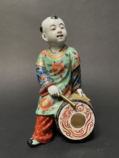 Jeune tambourin en porcelaine émaillée polychrome.

Japon,...