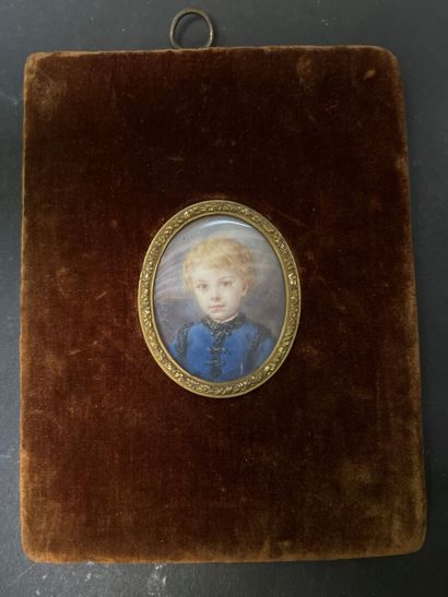 null Ecole française du XIXe siècle

Portrait d'enfant la veste bleu à brandebourgs

Miniature...