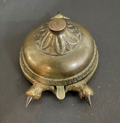 null Table bell in bronze with dragon decoration. 

5 x 12 x 7,5 cm