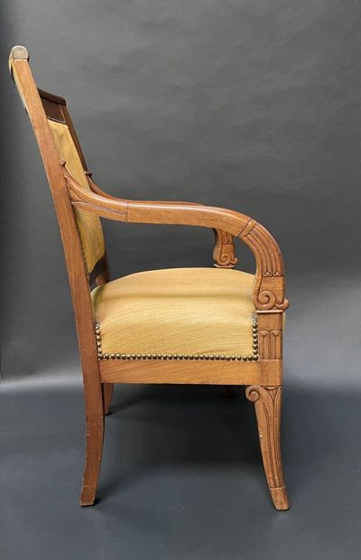 null Pair of mahogany armchairs molded with stylized leaves and scrolls, sabre legs.

19th...