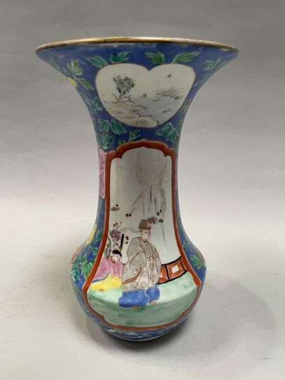 Vase cornet en porcelaine émaillée à décor...