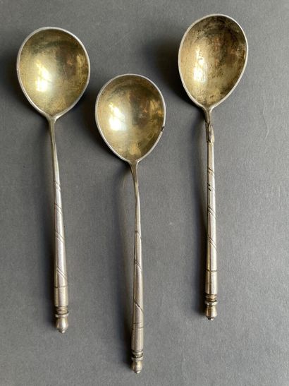 null Three silver spoons with diamond-shaped decoration and centered on a cartouche.

Russian...