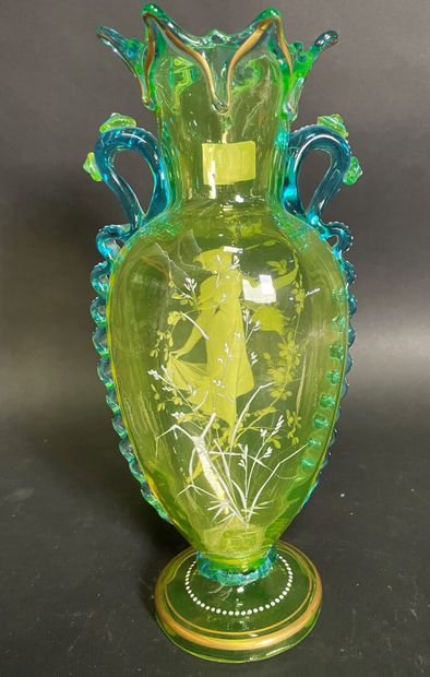 null Vase en verre ouraline avec représentation d'une femme à la cueillette en léger...