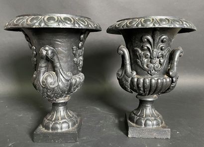 null Pair of Medici vases in cast iron with black patina.

H : 37 cm