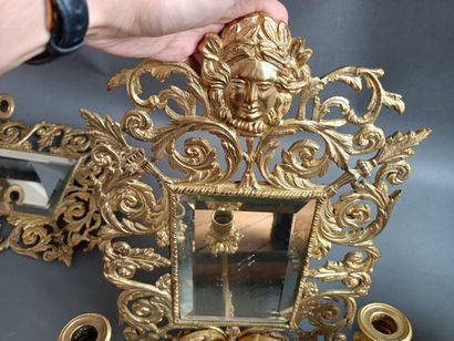 null Pair of gilt bronze mirrors with three arms.

Louis XIII style.

H:46cm; W:32cm;...