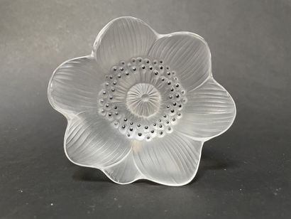 LALIQUE

Flower in opaline crystal.

Signed...