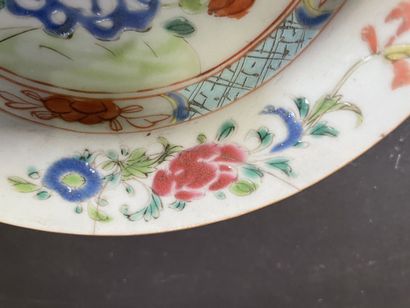 null Lot of porcelain plates (16,5 cm), cups, small vases and boxes. 

China, 19th...