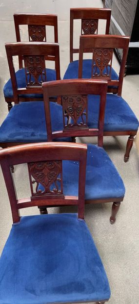 null Suite of six mahogany chairs, openwork back with palmettes.

19th century.

86...