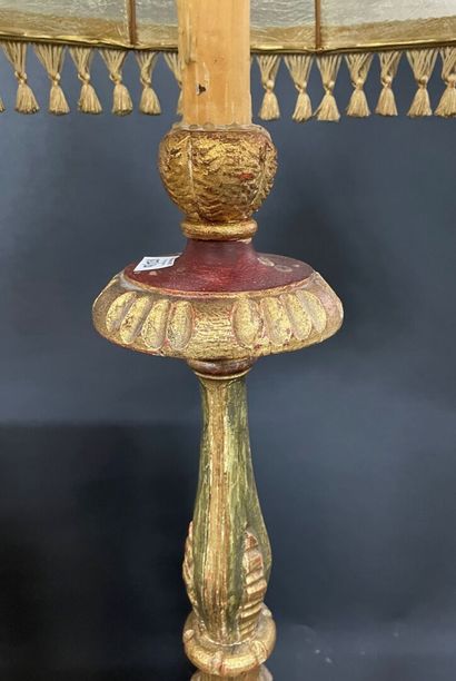 null Floor lamp in carved and gilded wood.

Italian style of the 18th century. 

H...