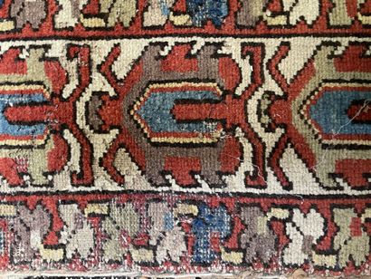 null Woolen carpet decorated with jagged diamonds and geometric frieze. 

Caucasus.

269...