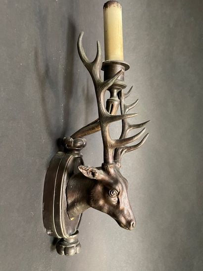 null Applique en bronze formée d'une tête de cerf.

 XXè siècle.

H : 24,5 cm