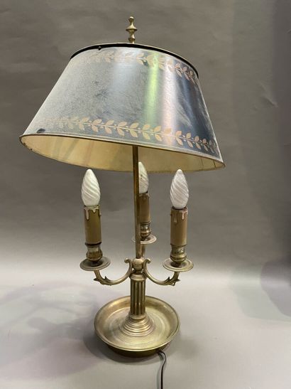 null Lampe de bouillotte en bronze doré à abat-jour en tôle amovible.

H : 65 cm...