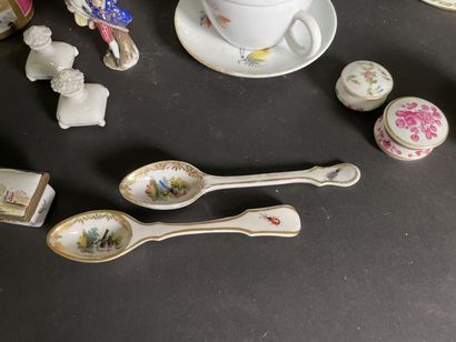 null Lot of porcelain: display, cups, subjects, spoons etc

Accidents