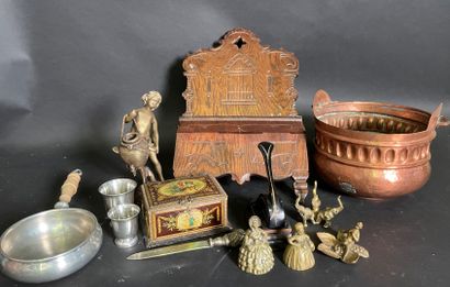 null Lot of various trinkets: box, pewter, bronzes, wooden lectern, copper etc