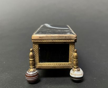 null Small agate box, the mounting in brass.

German work of the XIXth century.

4...