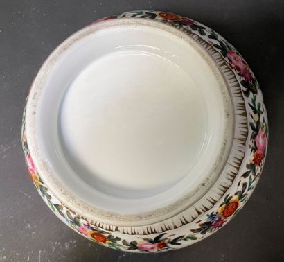 null Salad bowl in porcelain of Paris with decoration of garlands of flowers.

H...