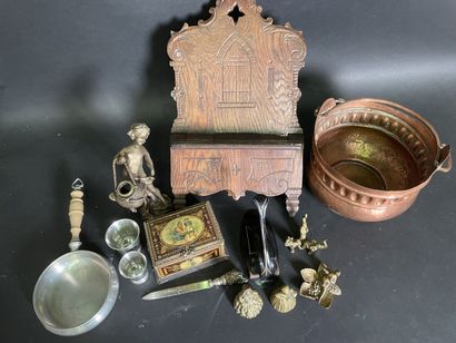 null Lot of various trinkets: box, pewter, bronzes, wooden lectern, copper etc