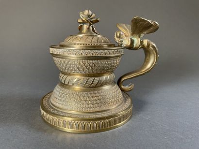 Round inkwell in chased bronze, the handle...