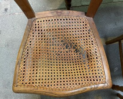 null Dining room table in walnut, with turned legs.

The top repainted.

72 x 99...