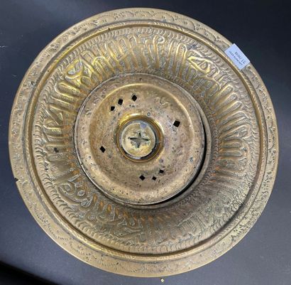 null Brass ewer and its basin. 

Ottoman work, early 20th century.

Total height...