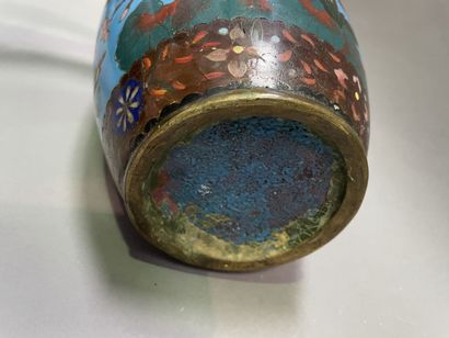 null Vase ovoïde en bronze à décor d'émaux cloisonnées de fleurs et oiseaux.

H :...