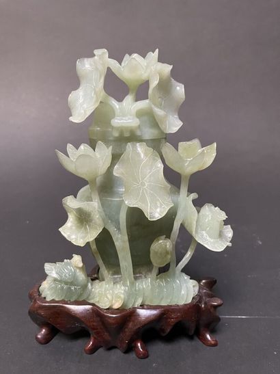 null Vase couvert en néphrite verte sculptée de nénuphars. 

Chine, XXème siècle.

H...